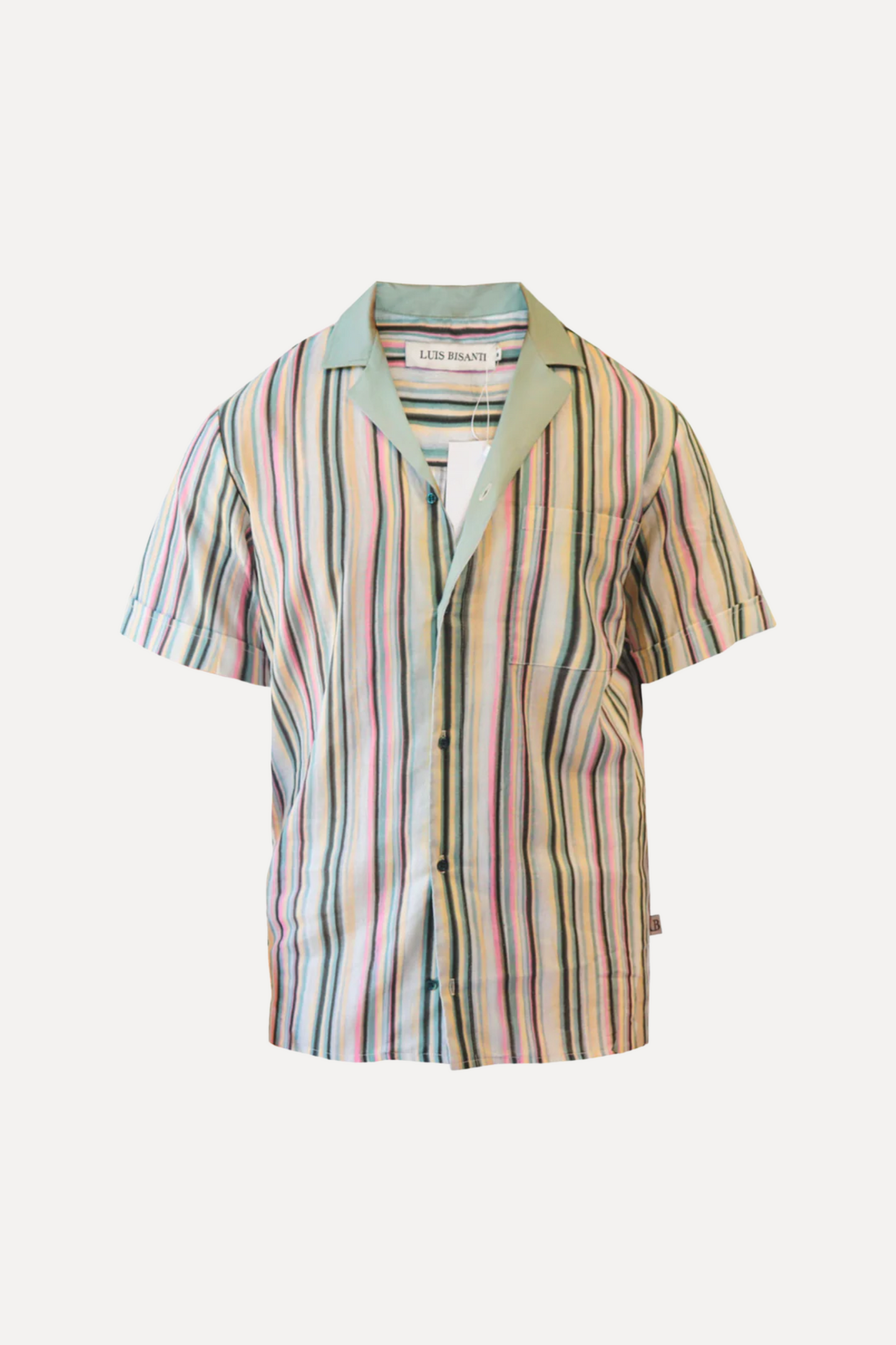 Camisa de líneas rosa.