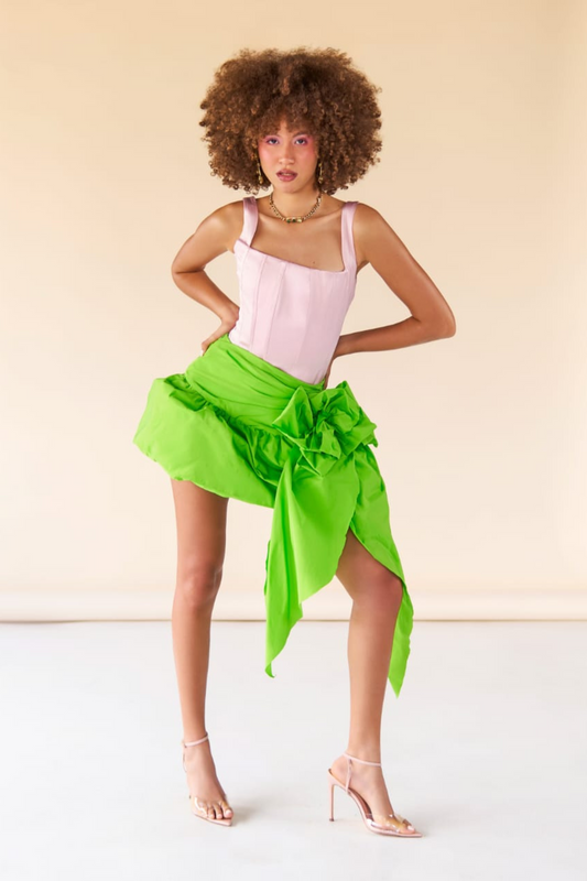 Falda drapeada con volumen