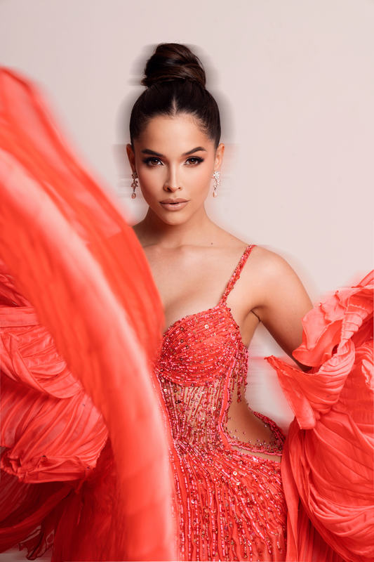 Vestido coral con mangas de flor.