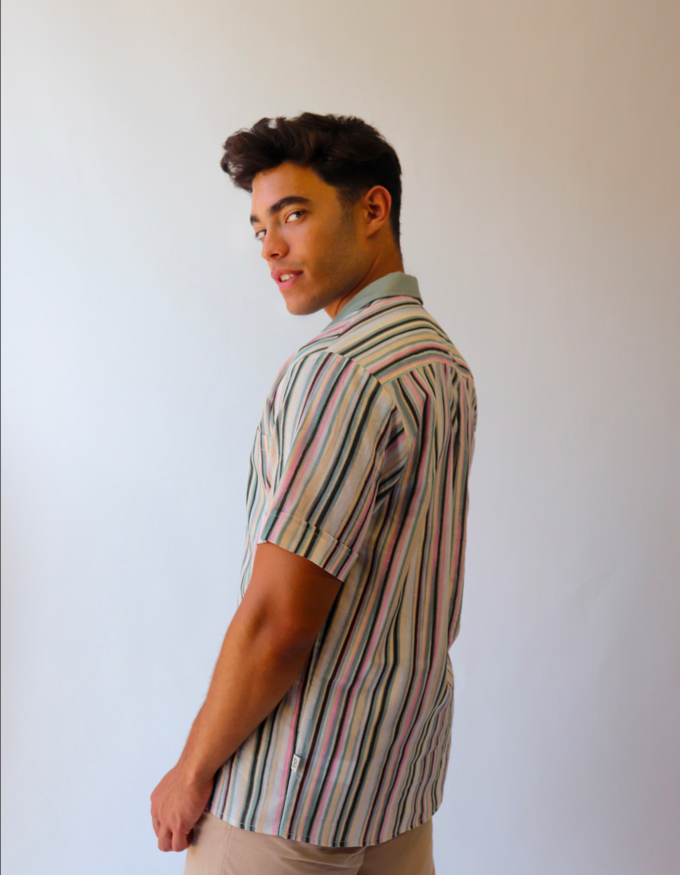 Camisa de líneas rosa.