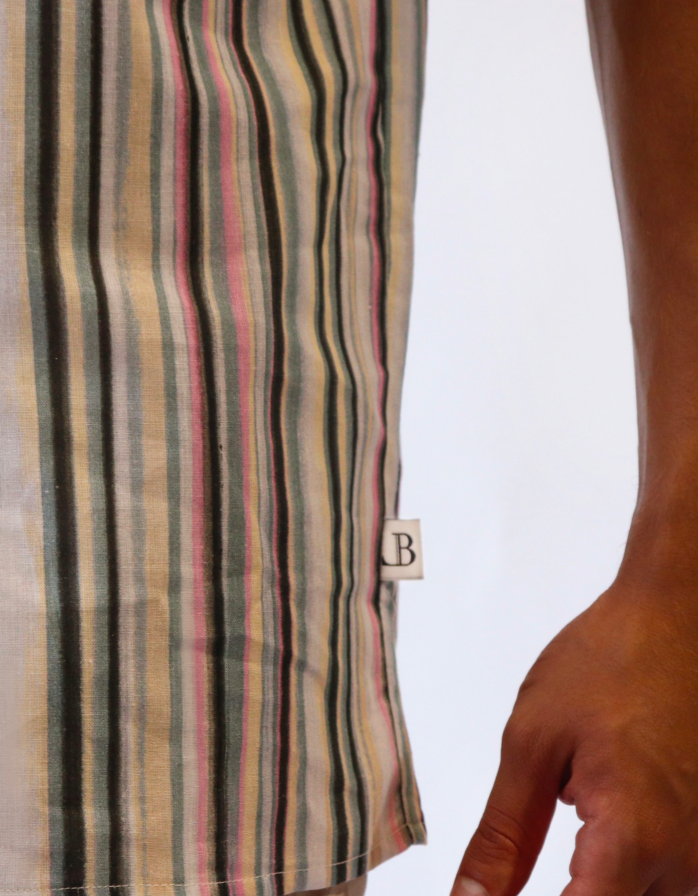 Camisa de líneas rosa.