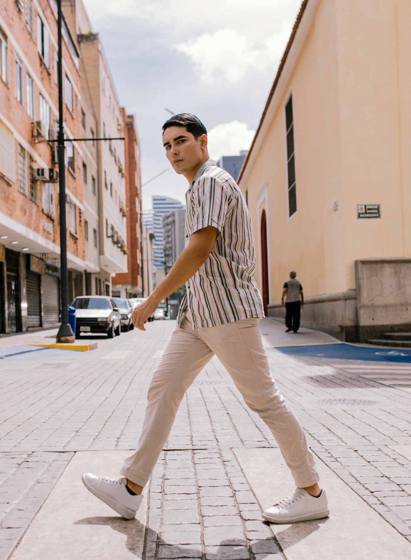 Camisa de líneas rosa.