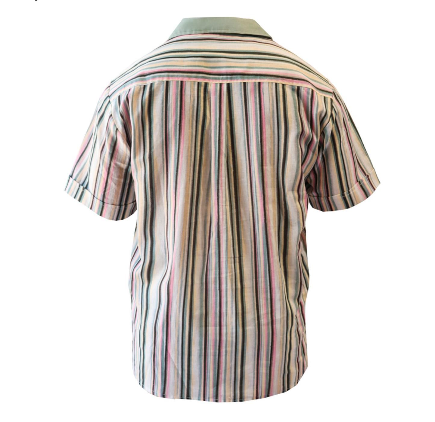 Camisa de líneas rosa.