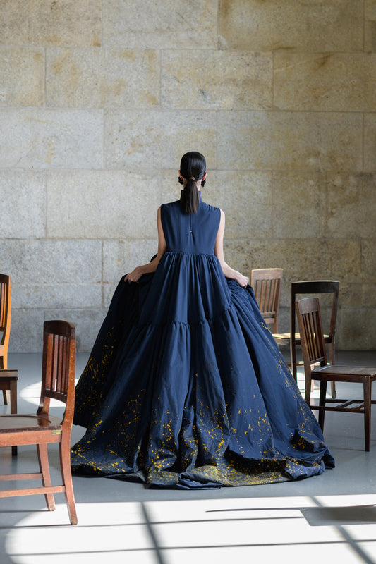 Vestido largo de lunares amarillo.