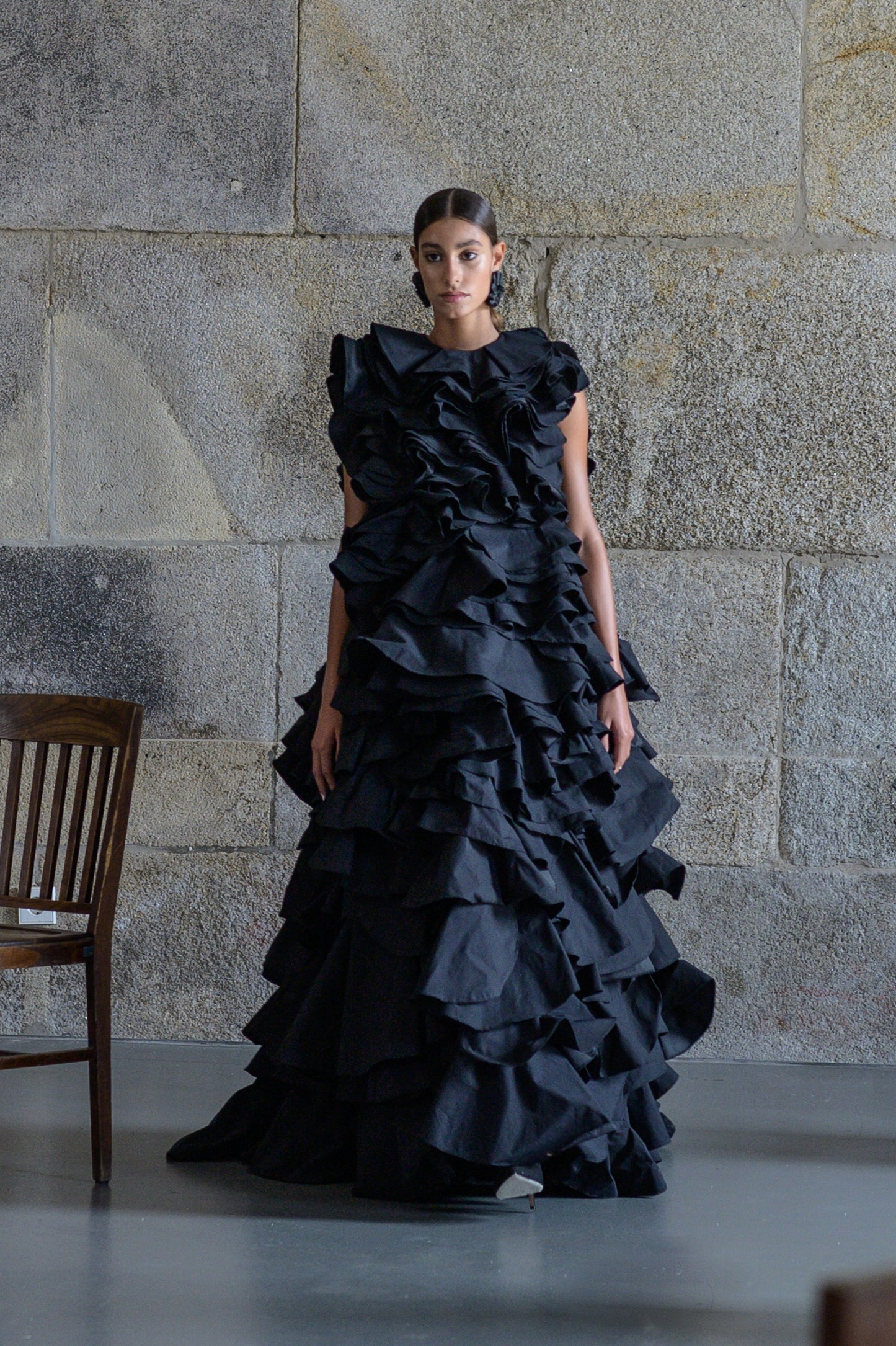Vestido largo negro dramático.
