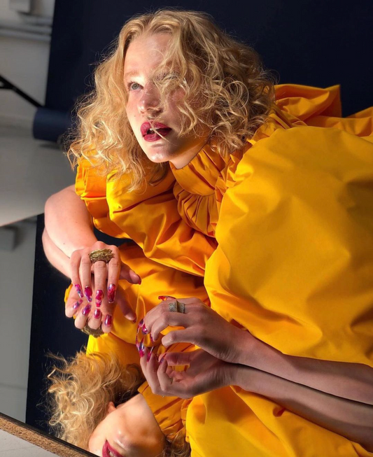 Vestido mini amarillo.