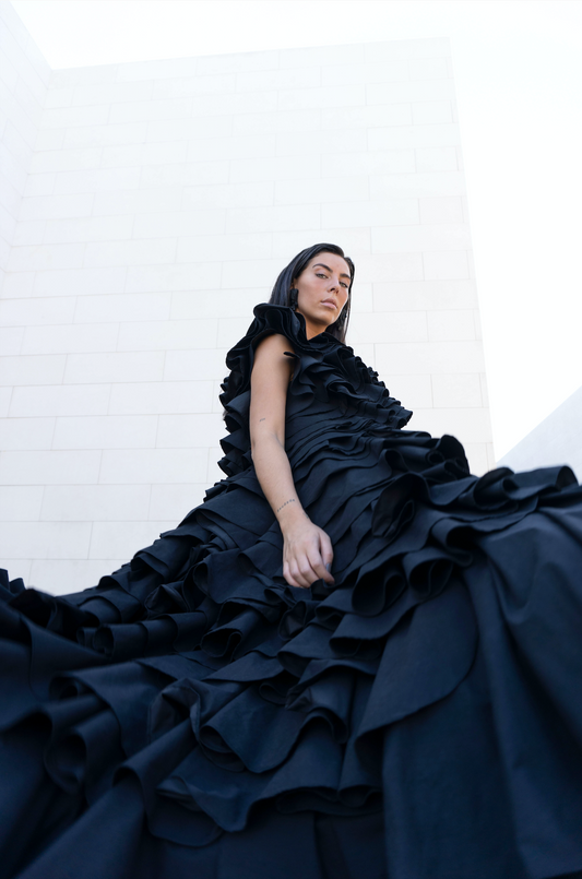 Vestido largo negro dramático.