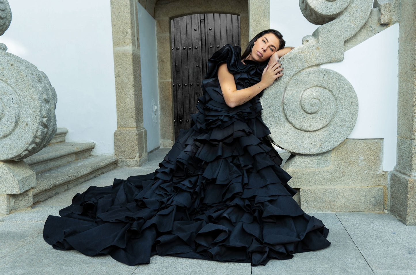 Vestido largo negro dramático.
