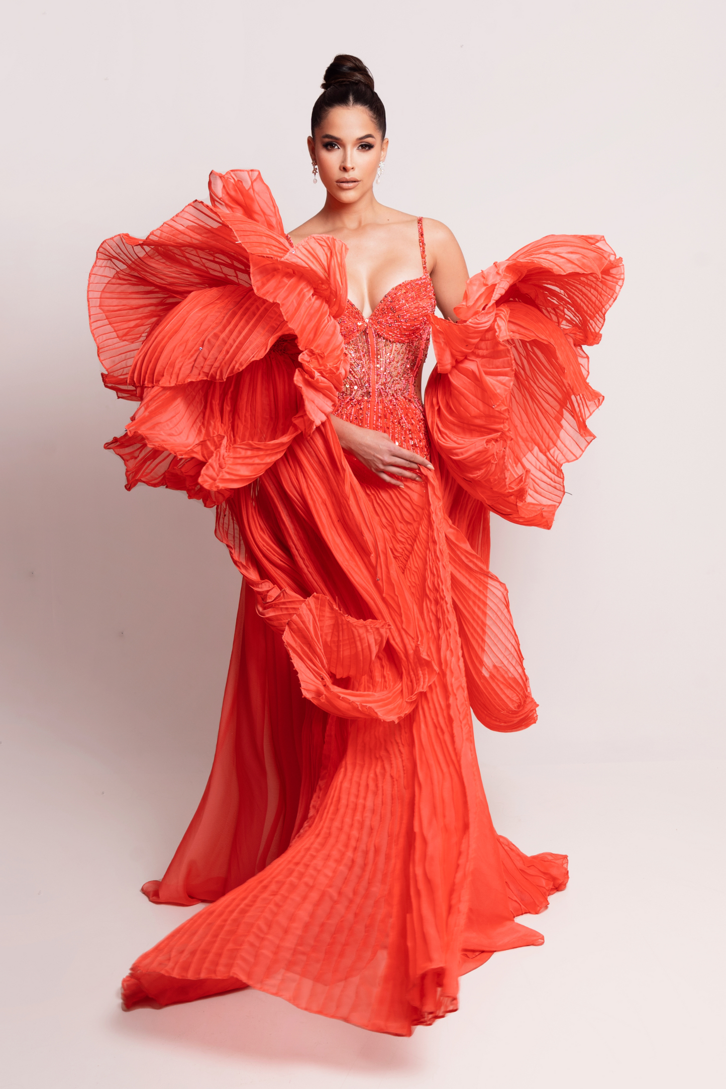 Vestido coral con mangas de flor.