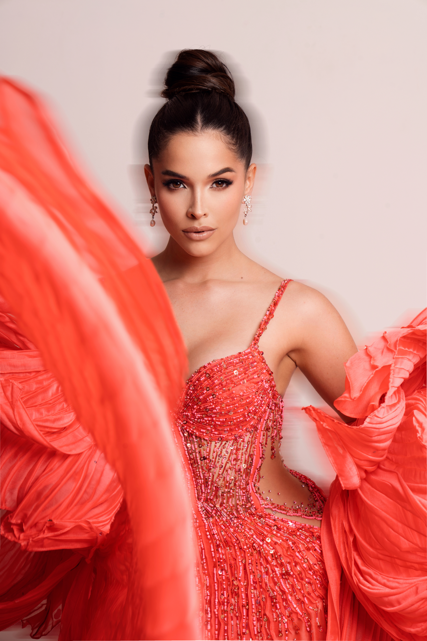 Vestido coral con mangas de flor.