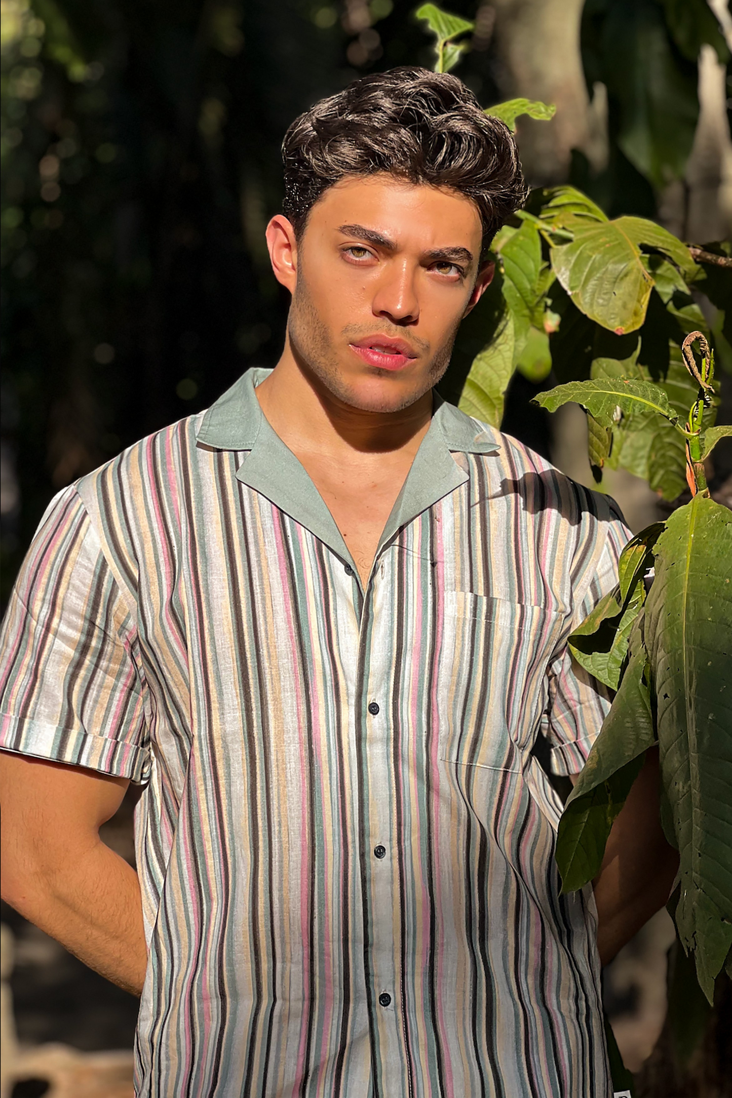 Camisa de líneas rosa.