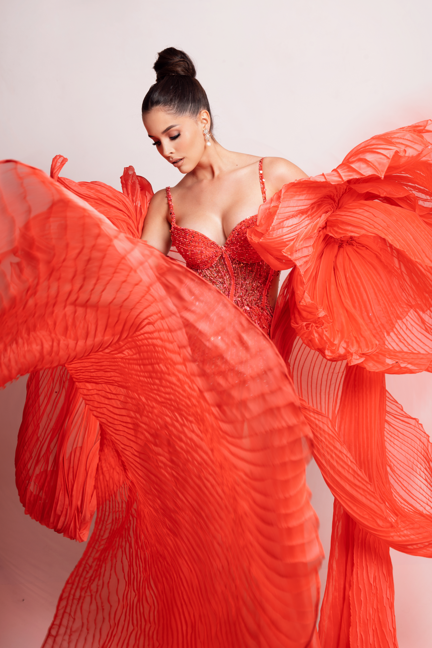 Vestido coral con mangas de flor.