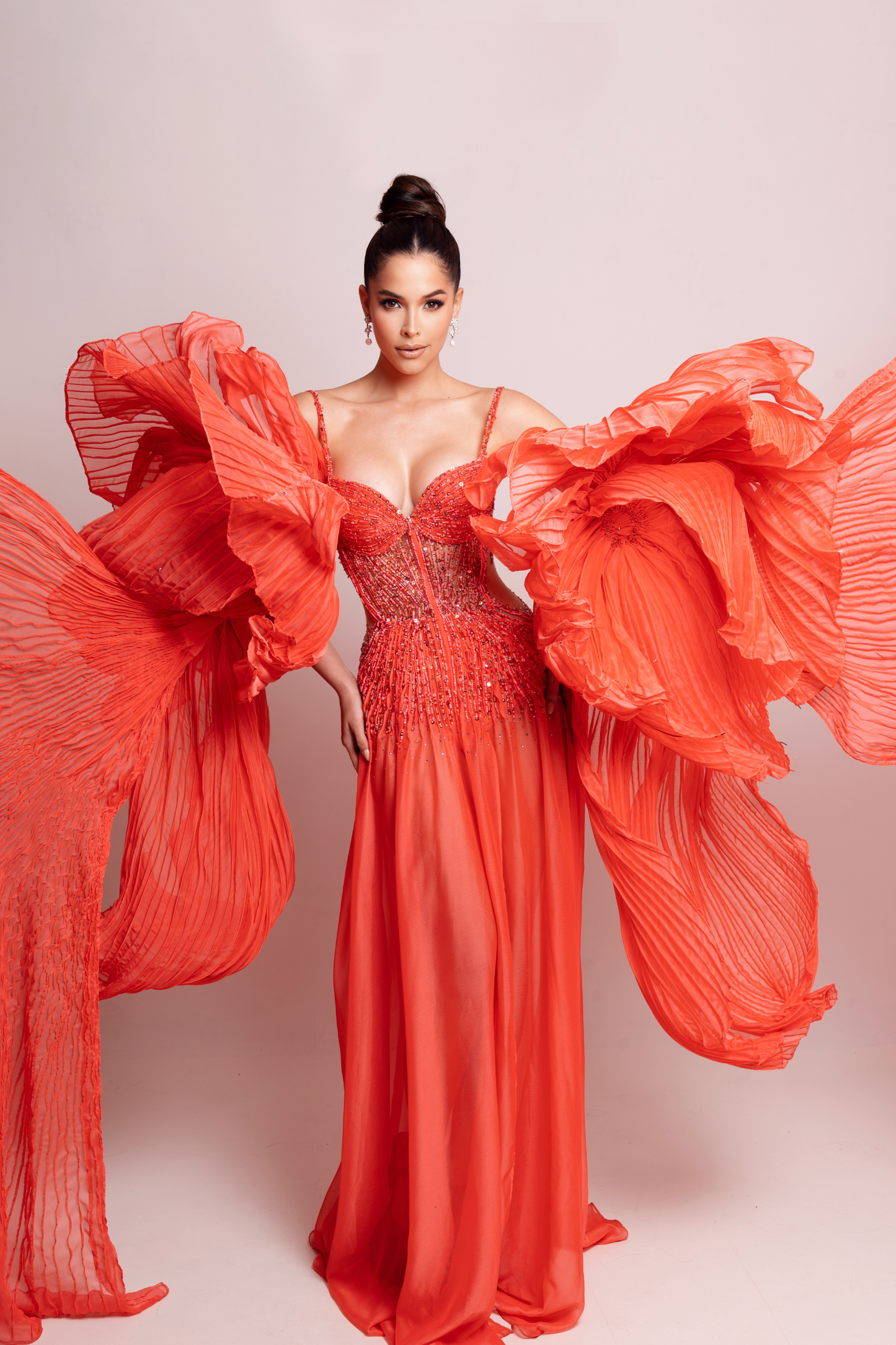 Vestido coral con mangas de flor.