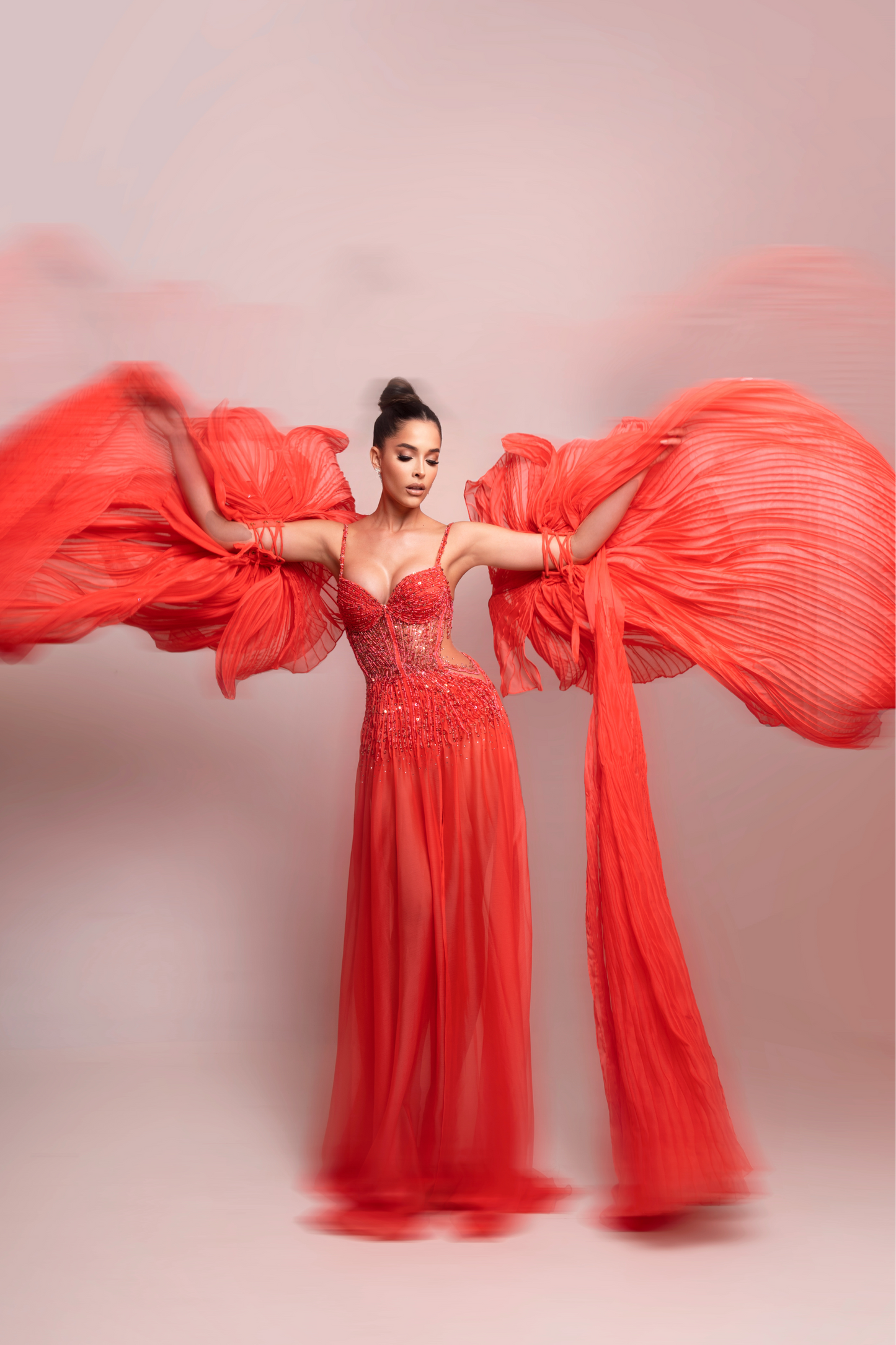 Vestido coral con mangas de flor.