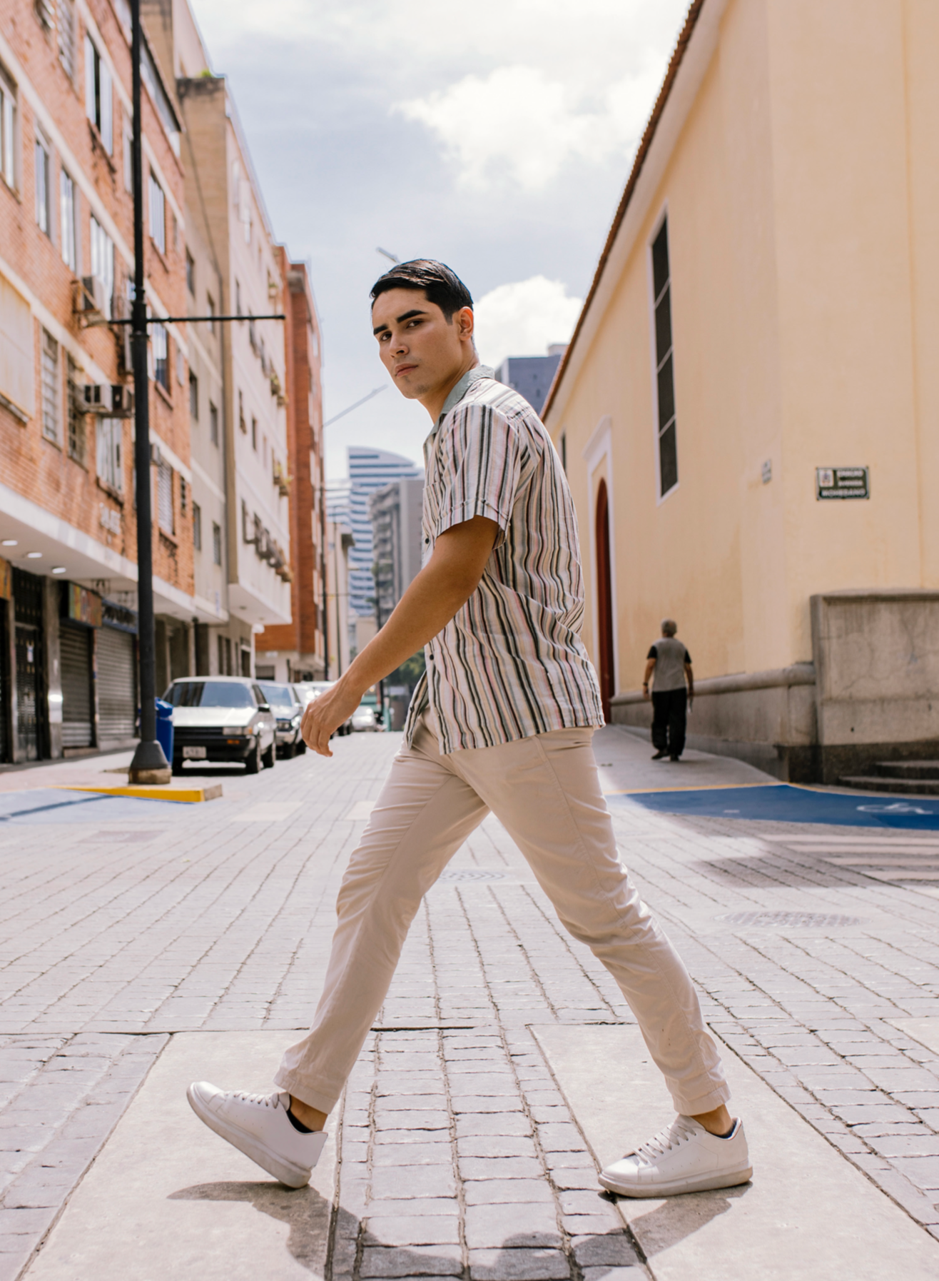 Camisa de líneas rosa.