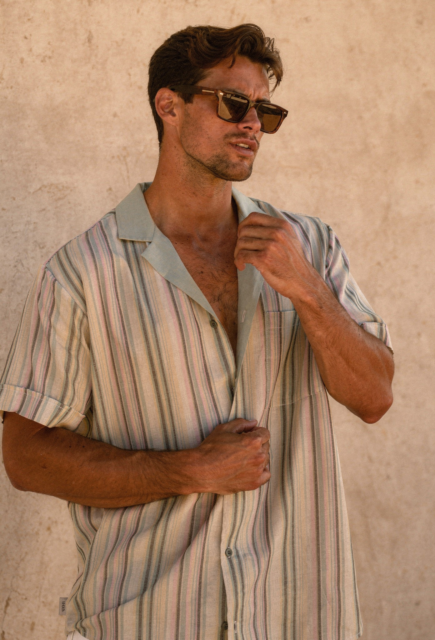 Camisa de líneas rosa.