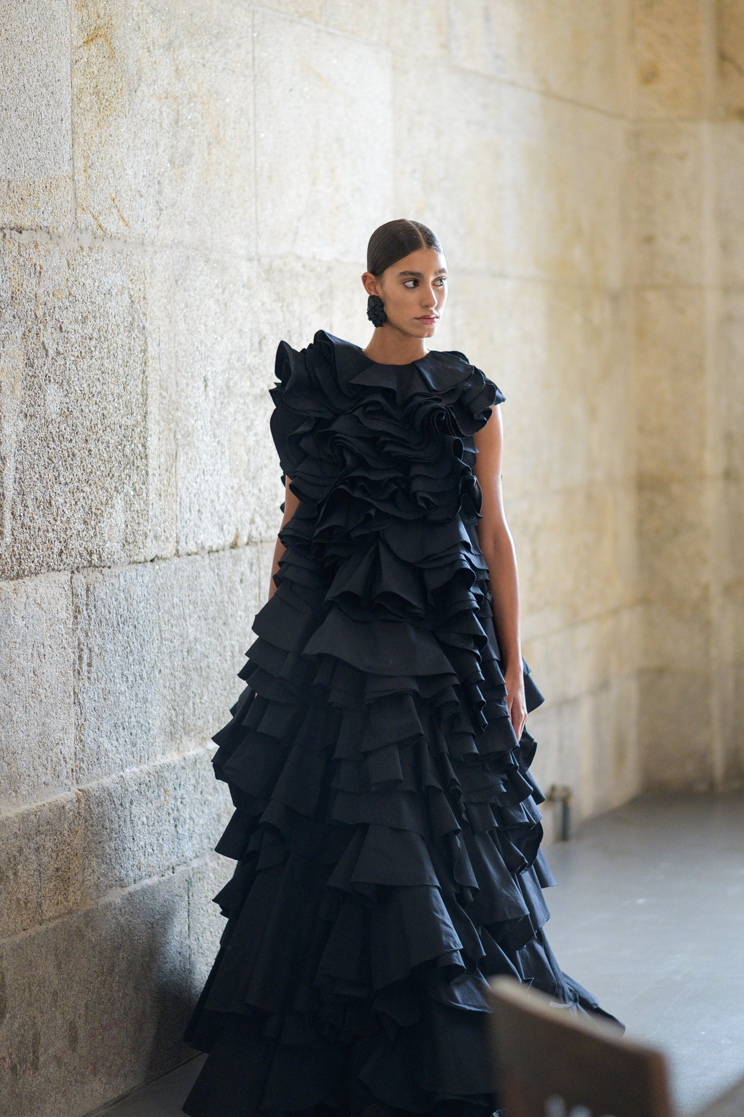 Vestido largo negro dramático.