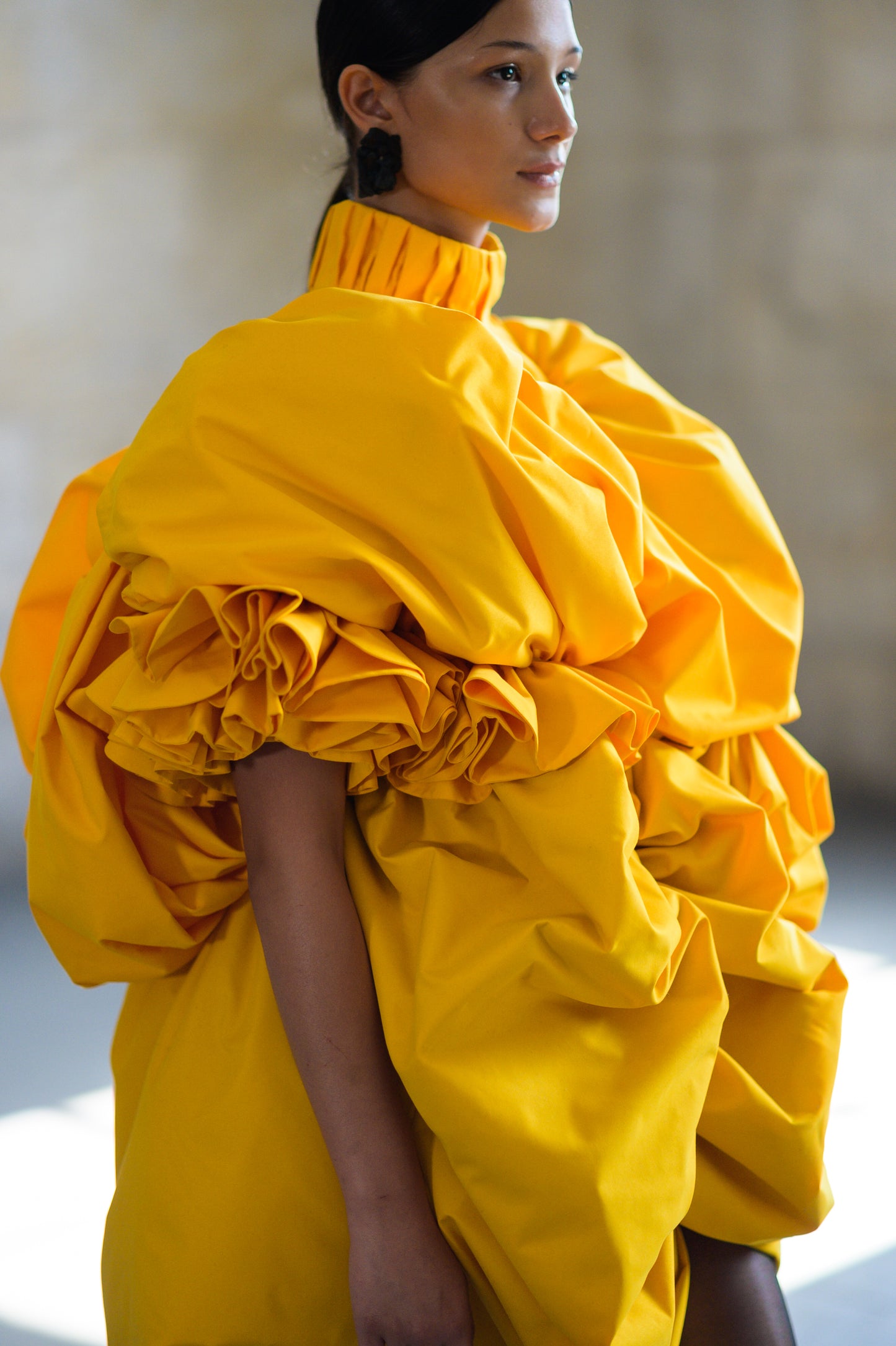 Vestido mini amarillo.