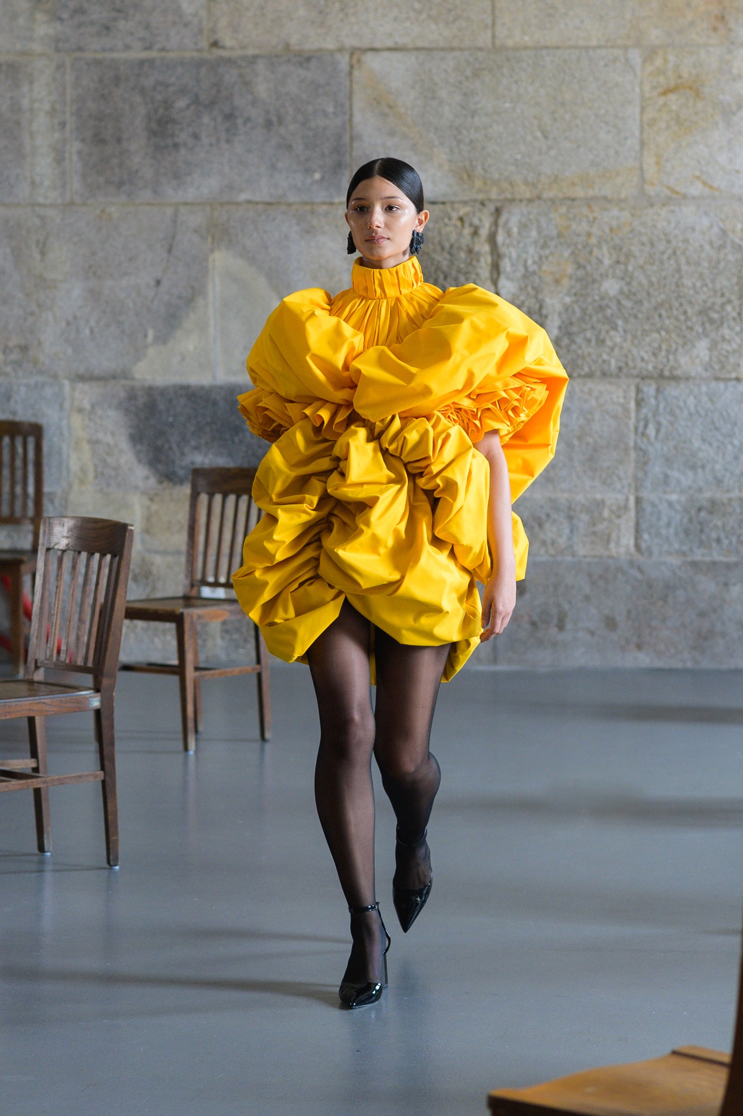 Vestido mini amarillo.